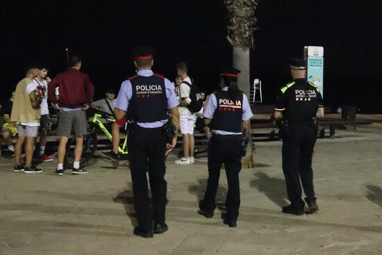 Police officers in Blanes breaking up a group of over 10 people (by Aleix Freixas)